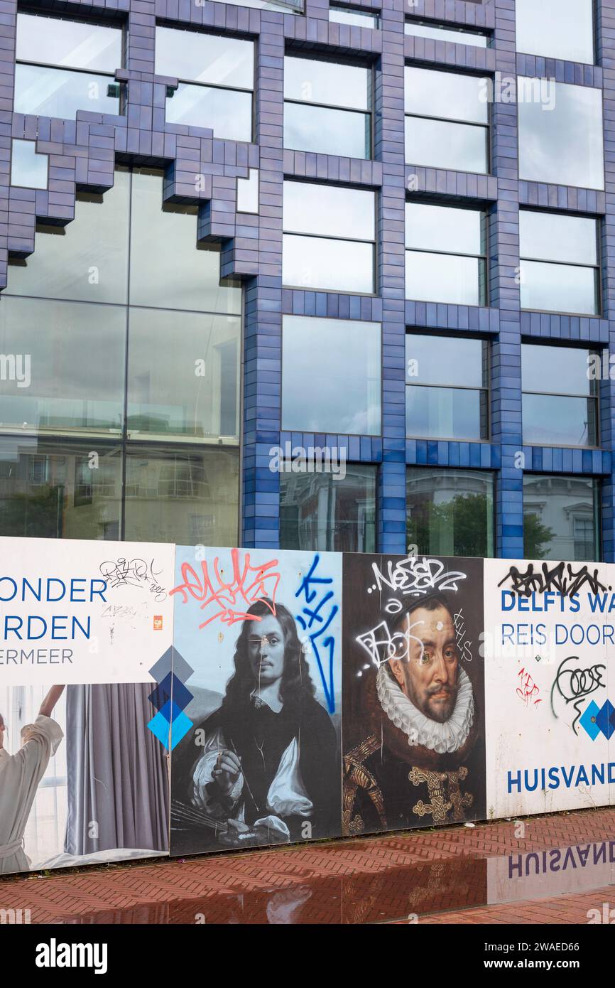Personaggi storici dei murales nuova costruzione di un edificio multifunzionale chiamato "huis van Delft" nei colori delftware nel centro della città di Delft Foto Stock