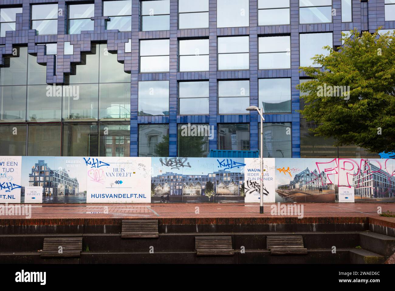 Nuova costruzione di un edificio multifunzionale chiamato 'huis van Delft' nei colori delftware nel centro della città di Delft Foto Stock