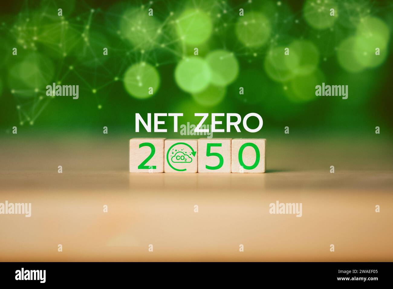 Zero netto 2050. Riduzione delle emissioni di CO2. Emissioni zero. Le imprese ecologiche basate sulle energie rinnovabili possono limitare il cambiamento climatico e il riscaldamento globale. Idee per Foto Stock