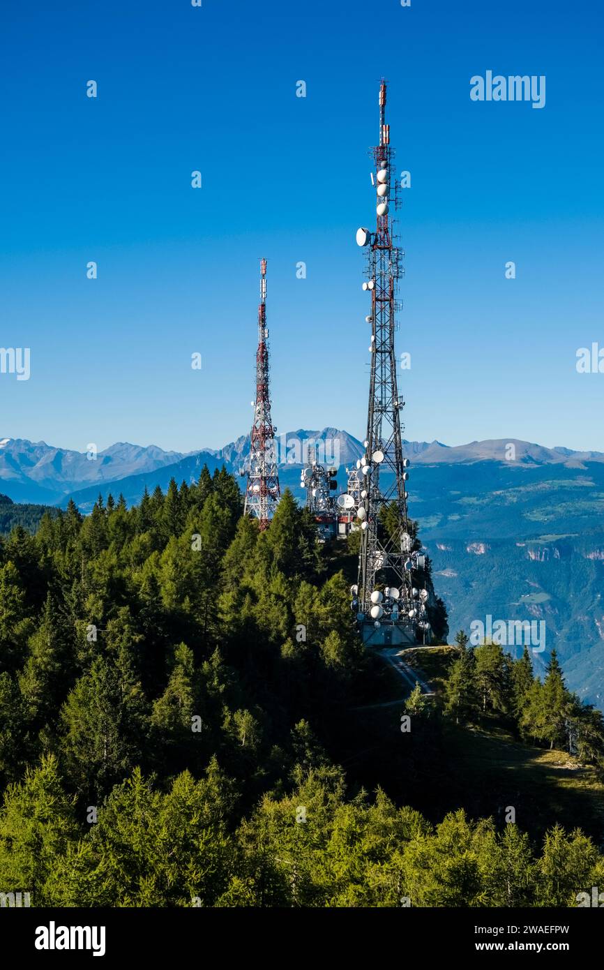 Sistema di telecomunicazioni sopra la valle di Isarco sul punto panoramico Penegal sopra del passo Mendel. Foto Stock