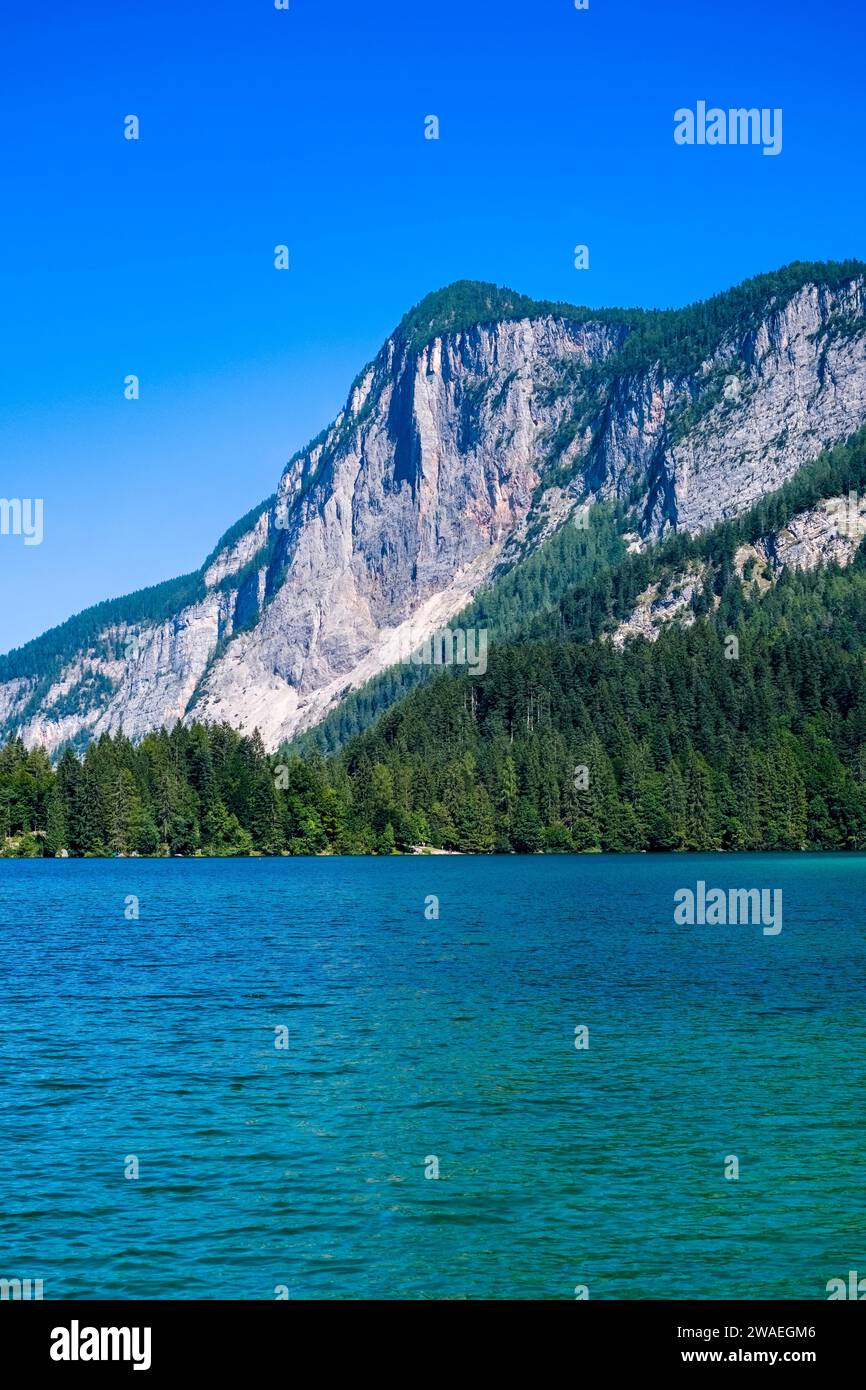 Vista sulla superficie del Lago di Tovel, la scogliera rocciosa del Monte Corno in lontananza. Foto Stock