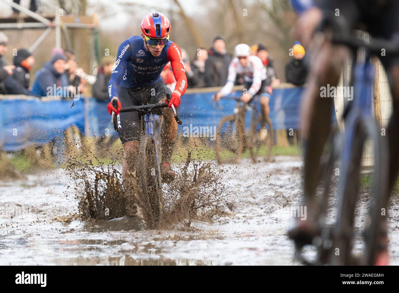 Thibau Nys corre attraverso l'acqua fangosa nel GP Sven Nys a Baal, in Belgio Foto Stock