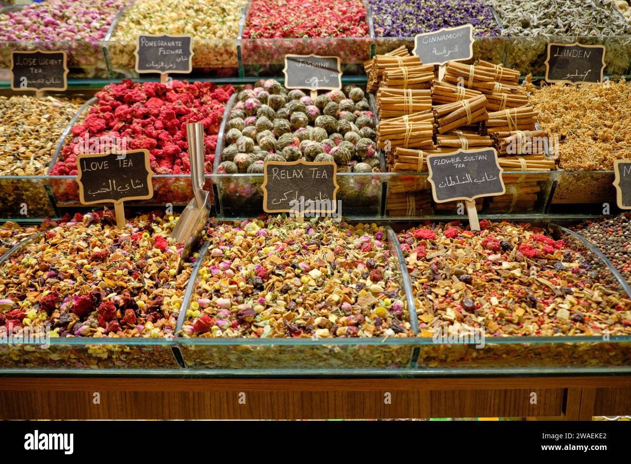 Tè sfusi in vendita al bazar di Istanbul in Turchia Foto Stock