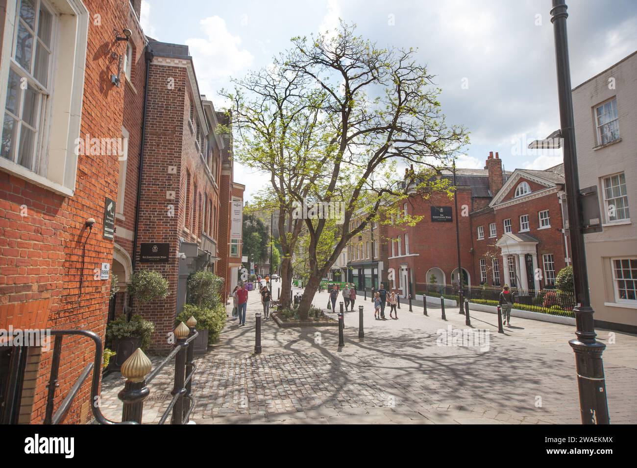 Vista su Thames Street a Windsor, Berkshire, con vista sul Castello di Windsor nel Regno Unito Foto Stock