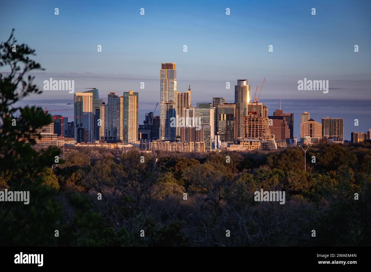 Una vista aerea dello splendido skyline del centro di Austin, Texas, illuminata dal tramonto dorato Foto Stock