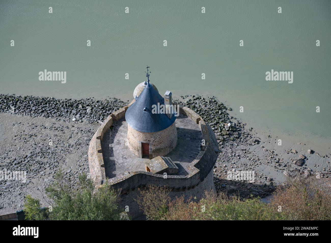 Dettaglio architettonico della torre Gabriel (tour gabriel), ex elemento di protezione e difesa del Mont Saint Michelle. Vista dall'alto Foto Stock