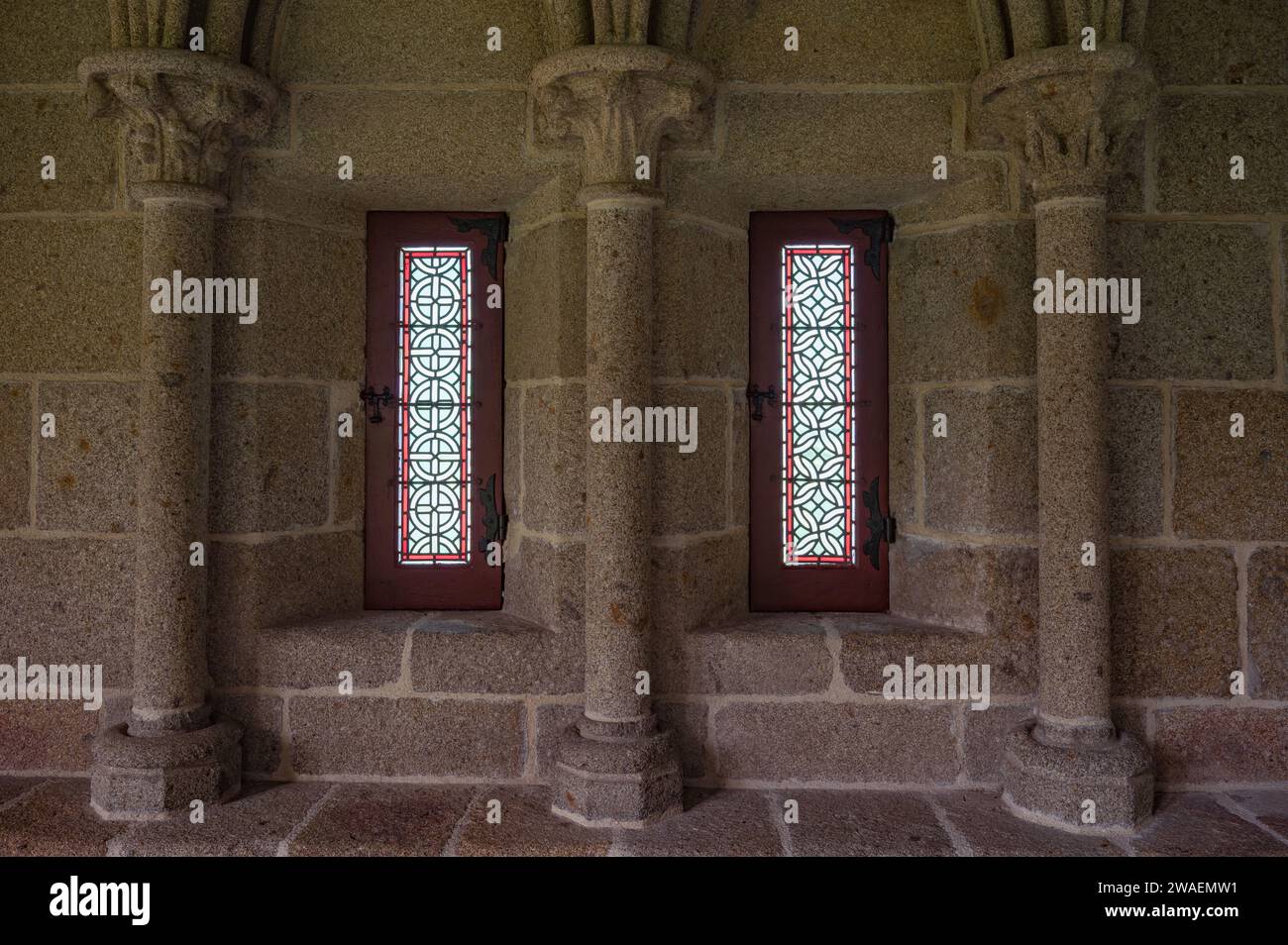 Dettaglio delle strette finestre dell'Abbazia di Mont Saint Michele, antica vetrata colorata Foto Stock