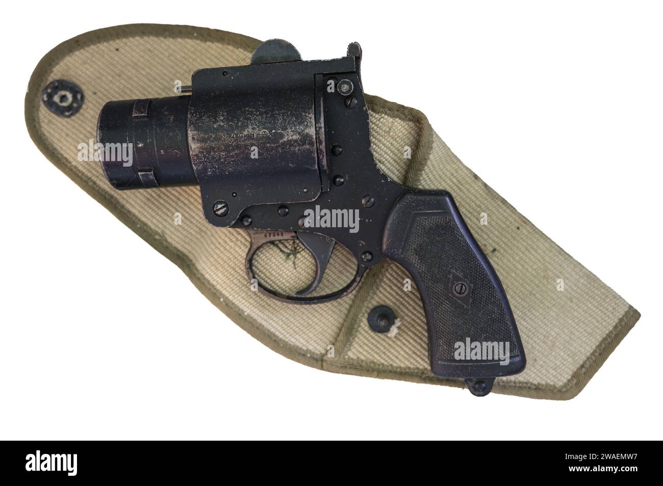 Dettaglio di una vecchia pistola a fuoco della seconda guerra mondiale su sfondo bianco Foto Stock
