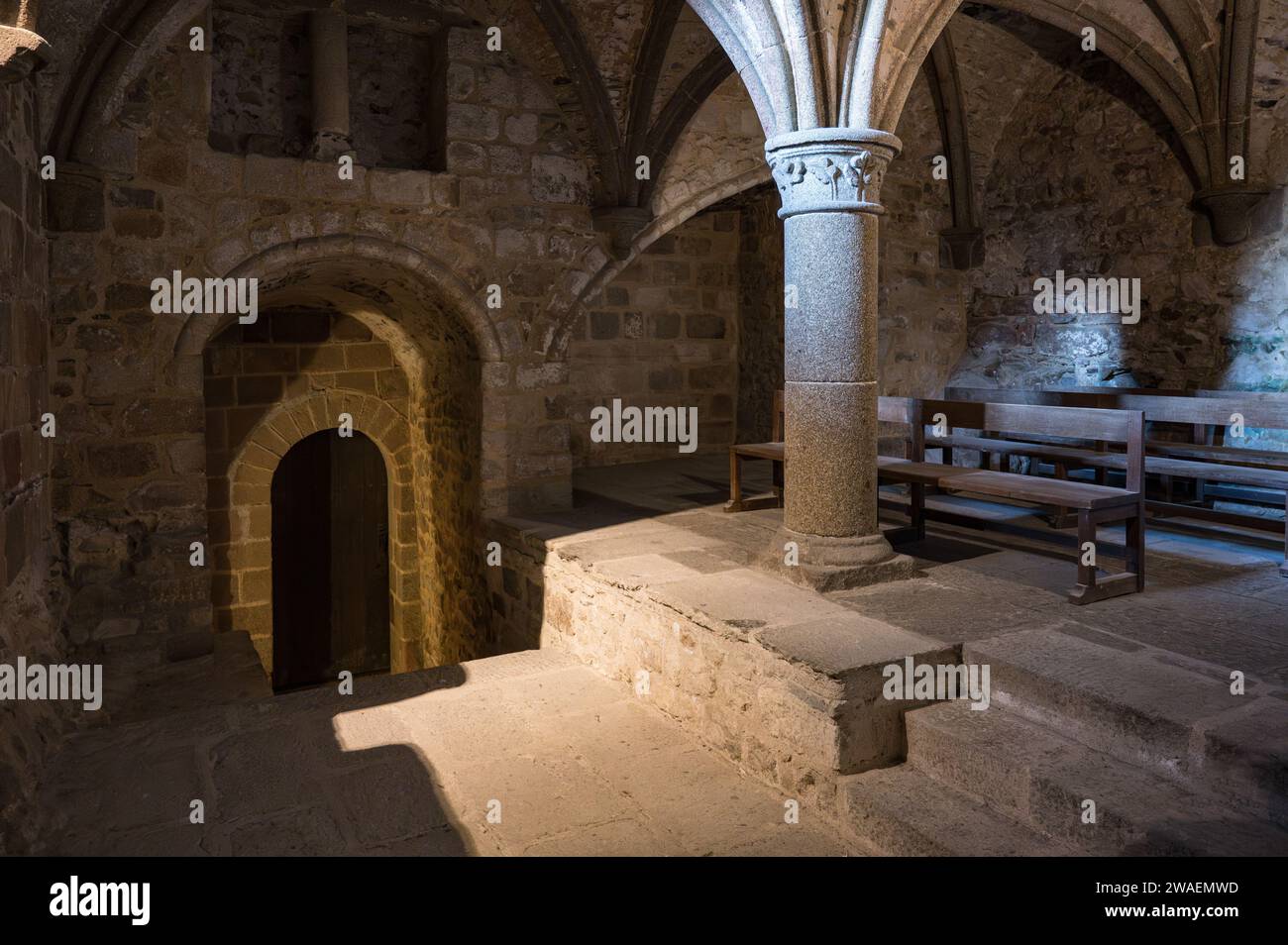 Dettaglio di una piccola stanza nell'Abbazia di Mont Saint Michelle, è un'area segreta e molto scura Foto Stock