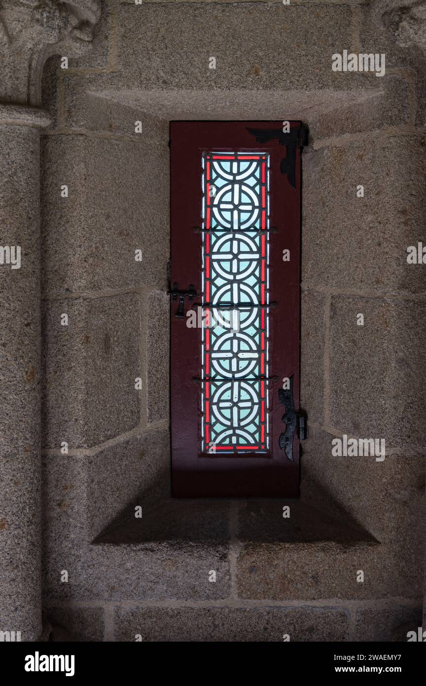 Particolare delle strette finestre dell'Abbazia di Mont Saint Michele, antica vetrata colorata Foto Stock