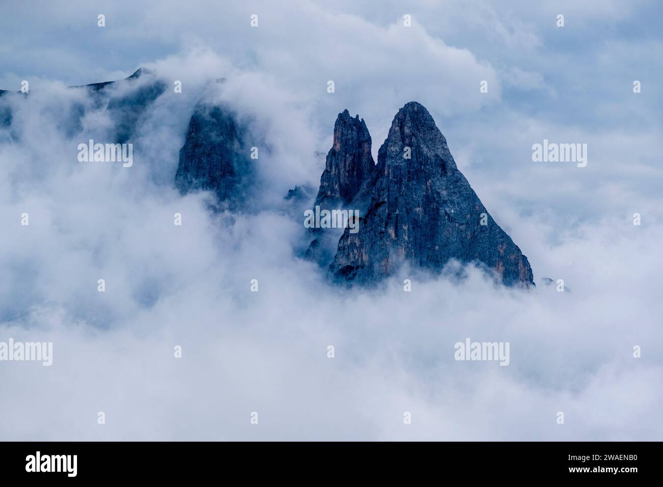 Le cime dei monti Punta di Santner e Punta Euringer sporgono dalle nuvole dello Sciliar, Sciliar, viste dall'Alpe di Siusi. Foto Stock