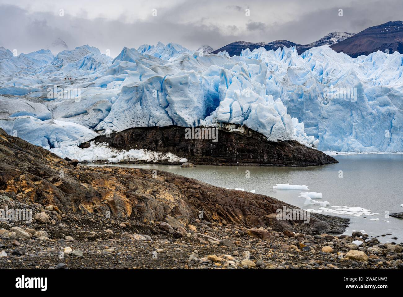 Una vista panoramica del ghiacciaio Perito Moreno in una giornata nuvolosa in Patagonia, Argentina Foto Stock