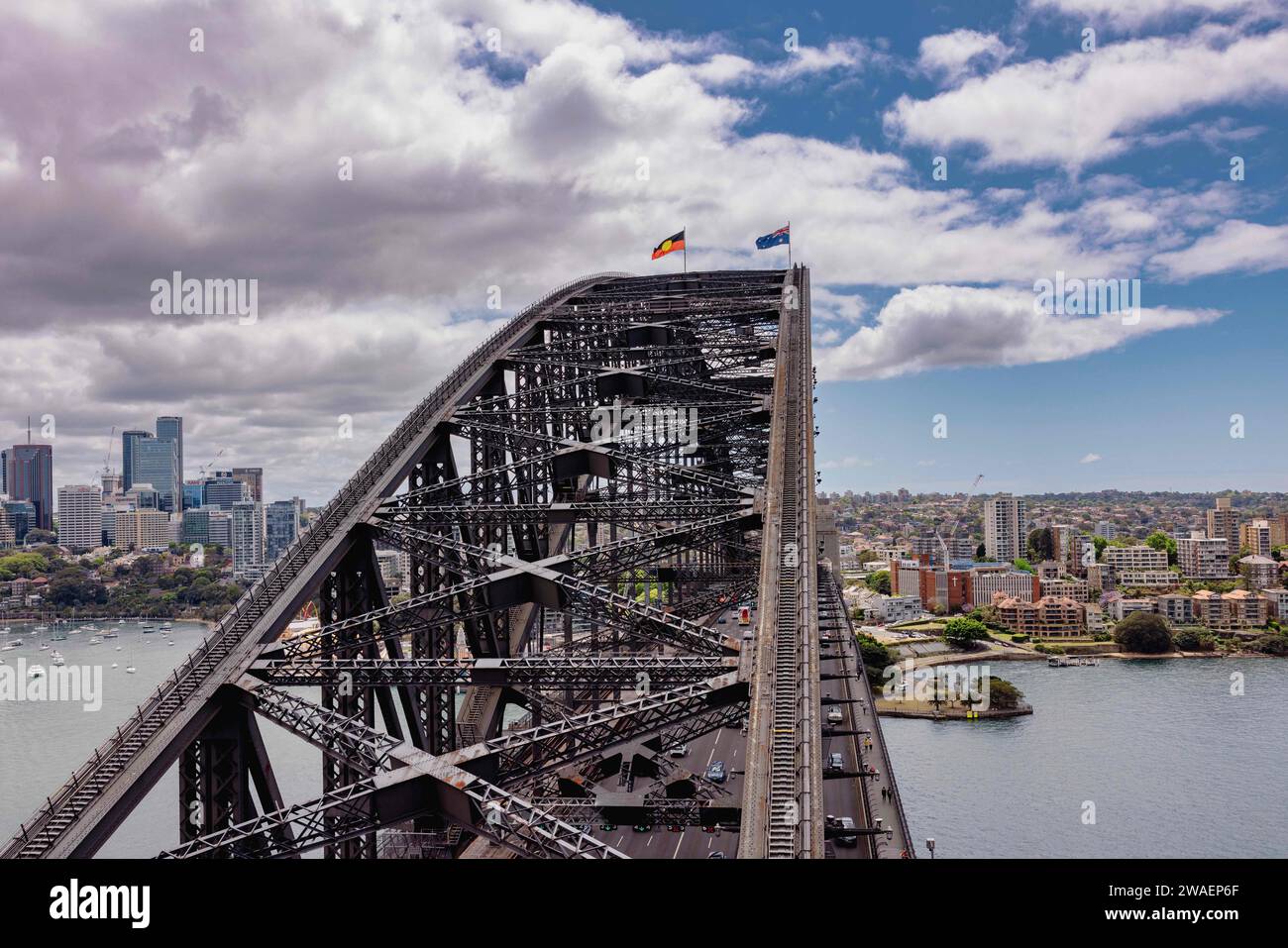 Una vista aerea di un ponte contro un moderno paesaggio urbano Foto Stock