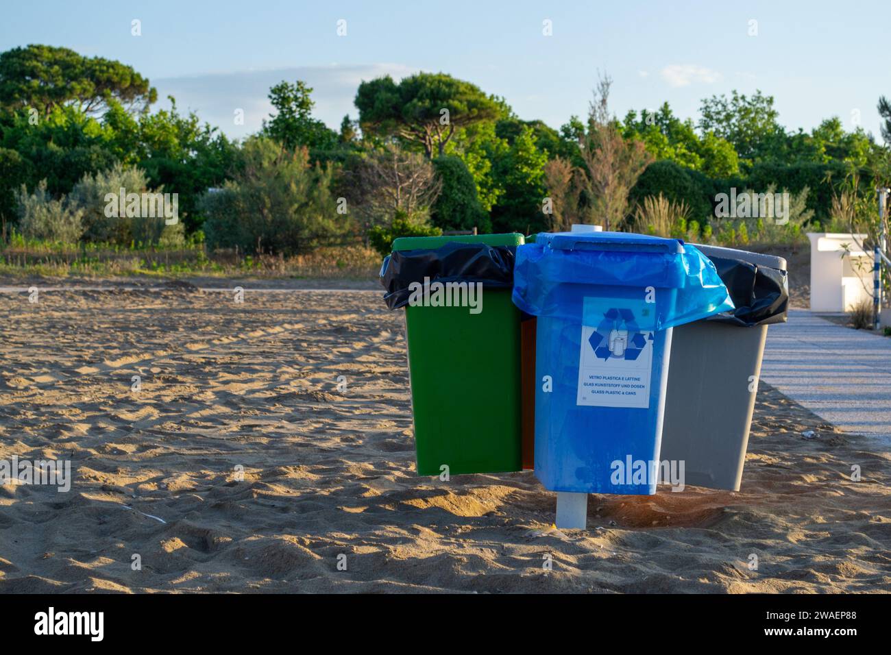 Diversi contenitori per la raccolta selettiva dei rifiuti in spiaggia Foto Stock