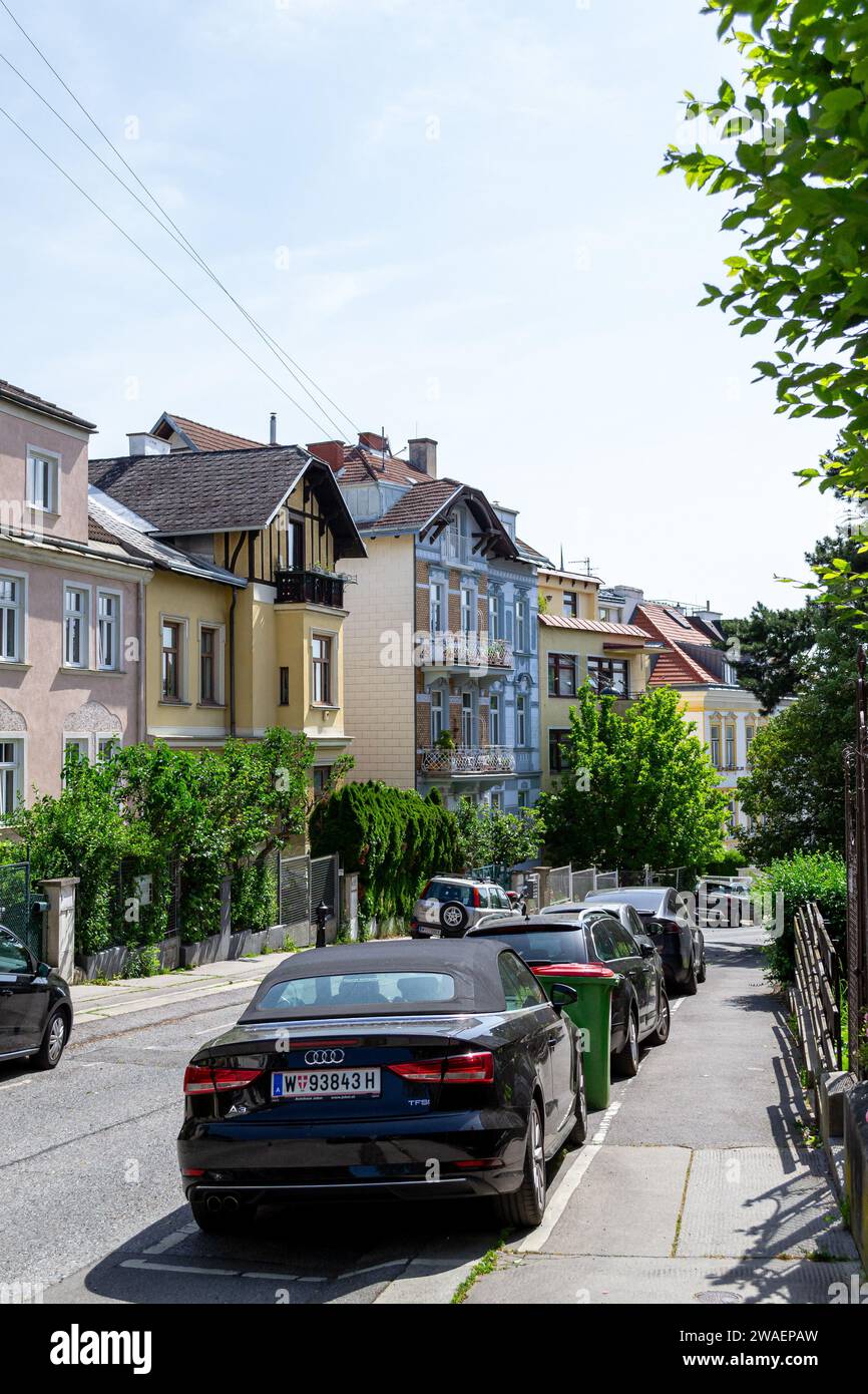 Vienna, Austria - 23.06.2023: Parcheggi in una stradina in una zona tranquilla della città Foto Stock
