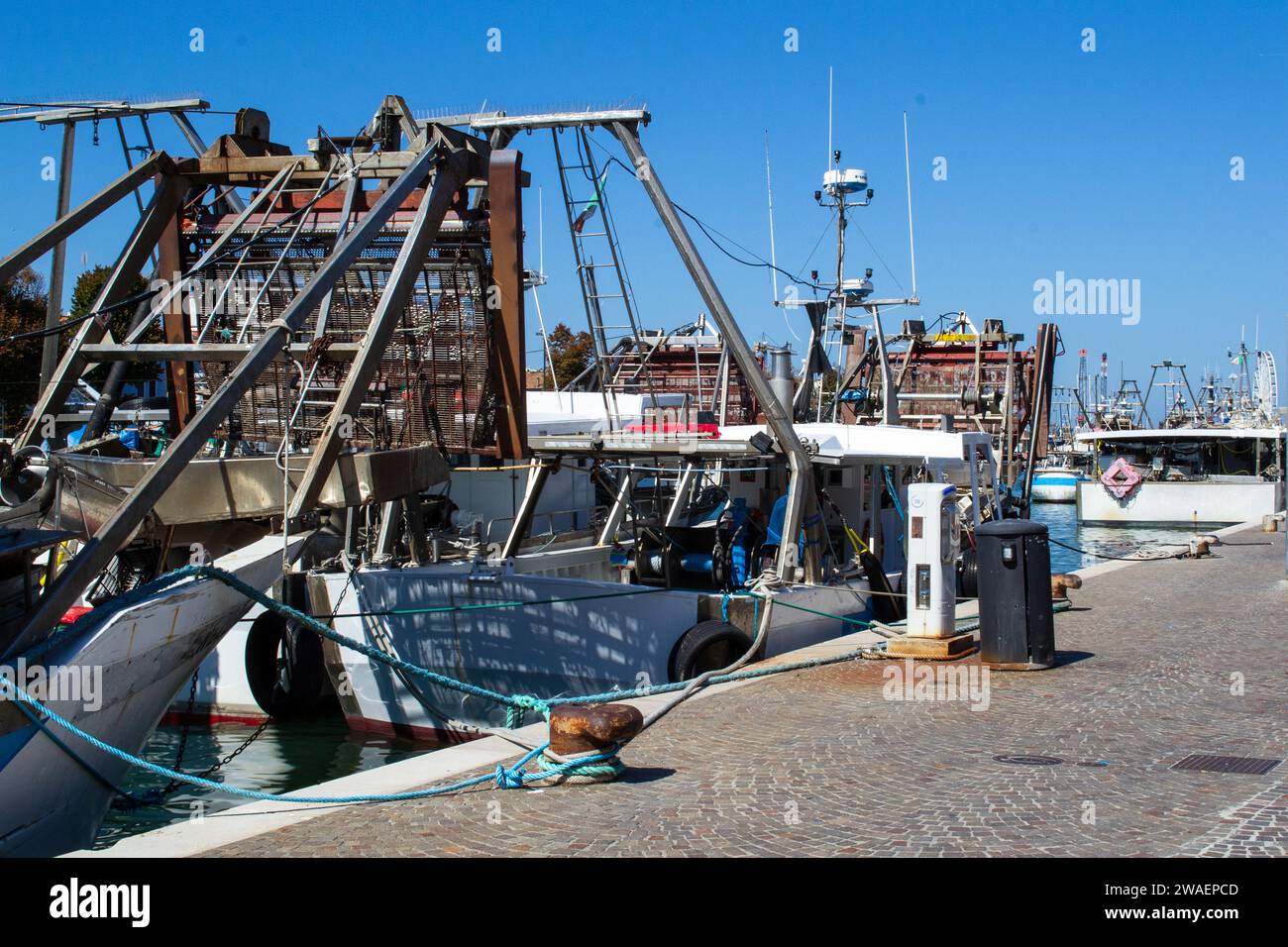 Le navi da pesca si trovano al molo nel porto marittimo Foto Stock