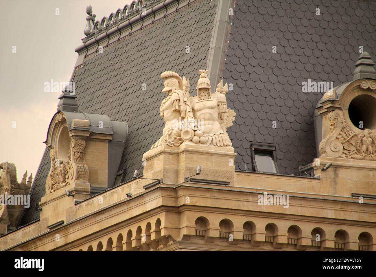 Una bella struttura con statue ornamentali in cima alla sua facciata a Parigi, in Francia Foto Stock