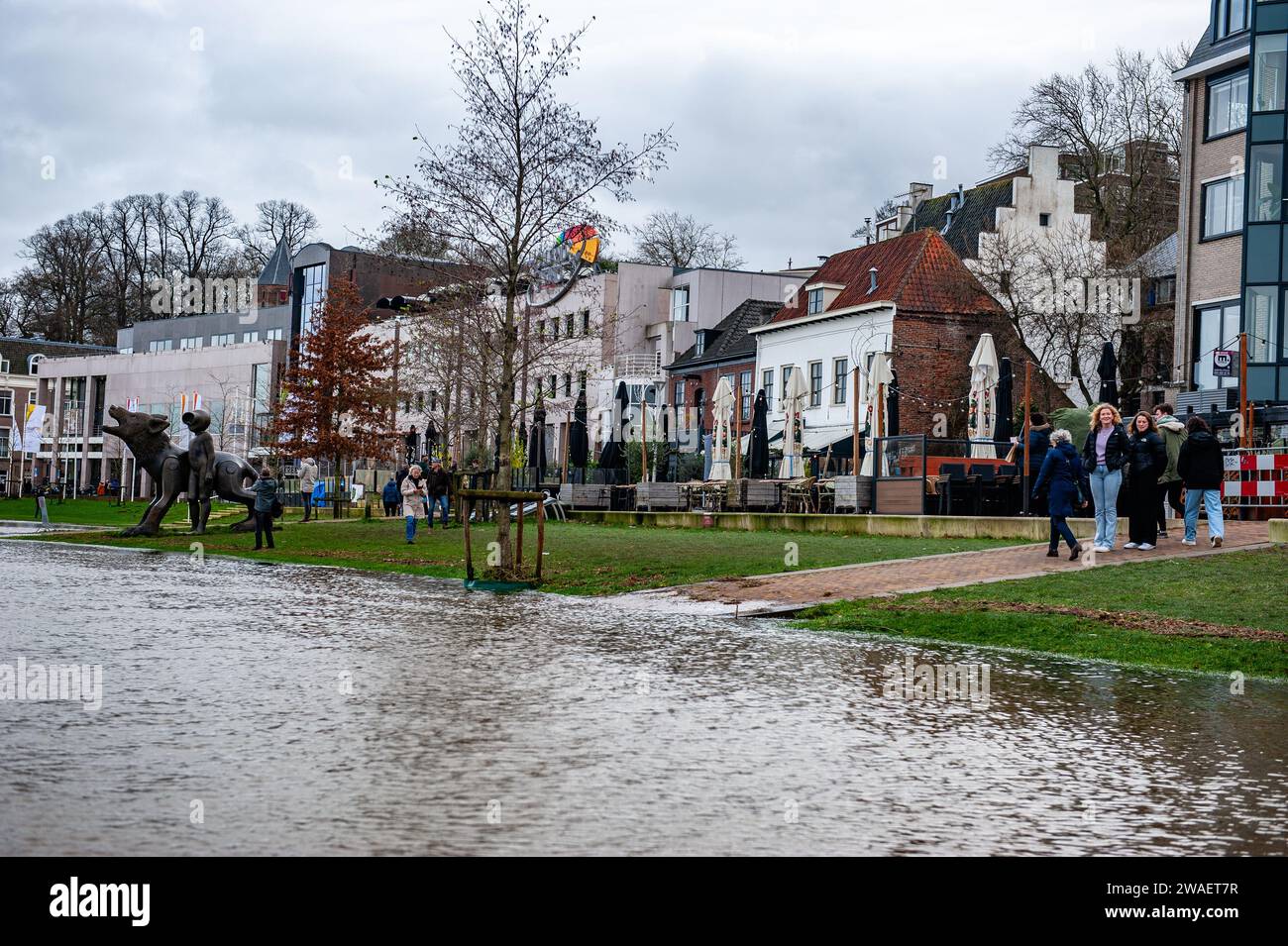 28 dicembre, Nijmegen. Le piovose giornate natalizie hanno causato notevoli disagi in tutti i Paesi Bassi. A Nijmegen, le parti basse della banchina e intorno al porto presso il Waalkade sono sott'acqua. Il livello dell'acqua in questo momento è di circa 14,60 metri sopra il NAP. NAP è la base utilizzata per misurare l'altezza o il basso livello dell'acqua. Poiché piove ancora molto in Germania, c'è una buona probabilità che il livello dell'acqua aumenti di nuovo all'inizio del nuovo anno. Foto Stock