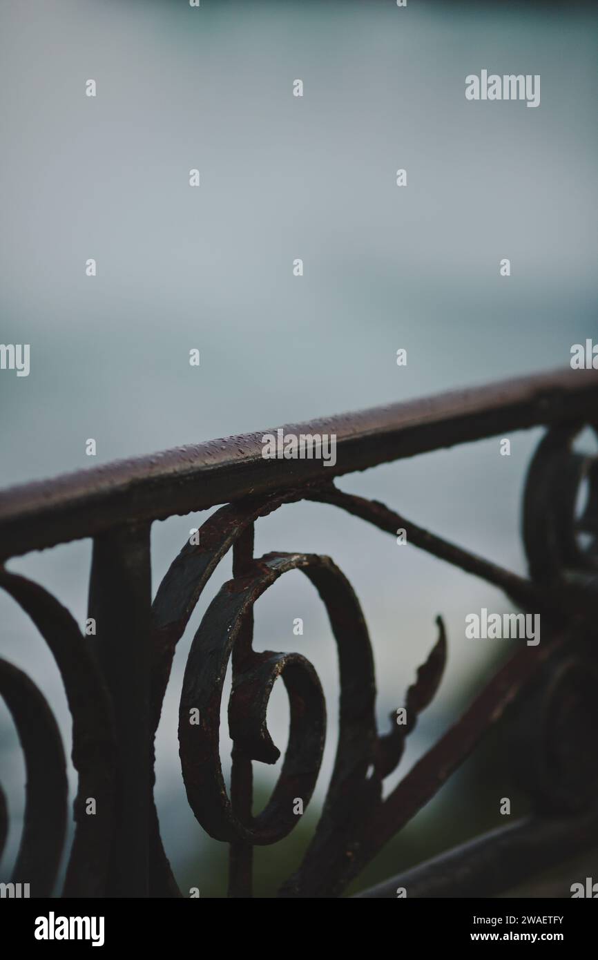 Un primo piano di una ringhiera in ferro decorata con gocce d'acqua. Cascate del Niagara, Ontario, Canada Foto Stock