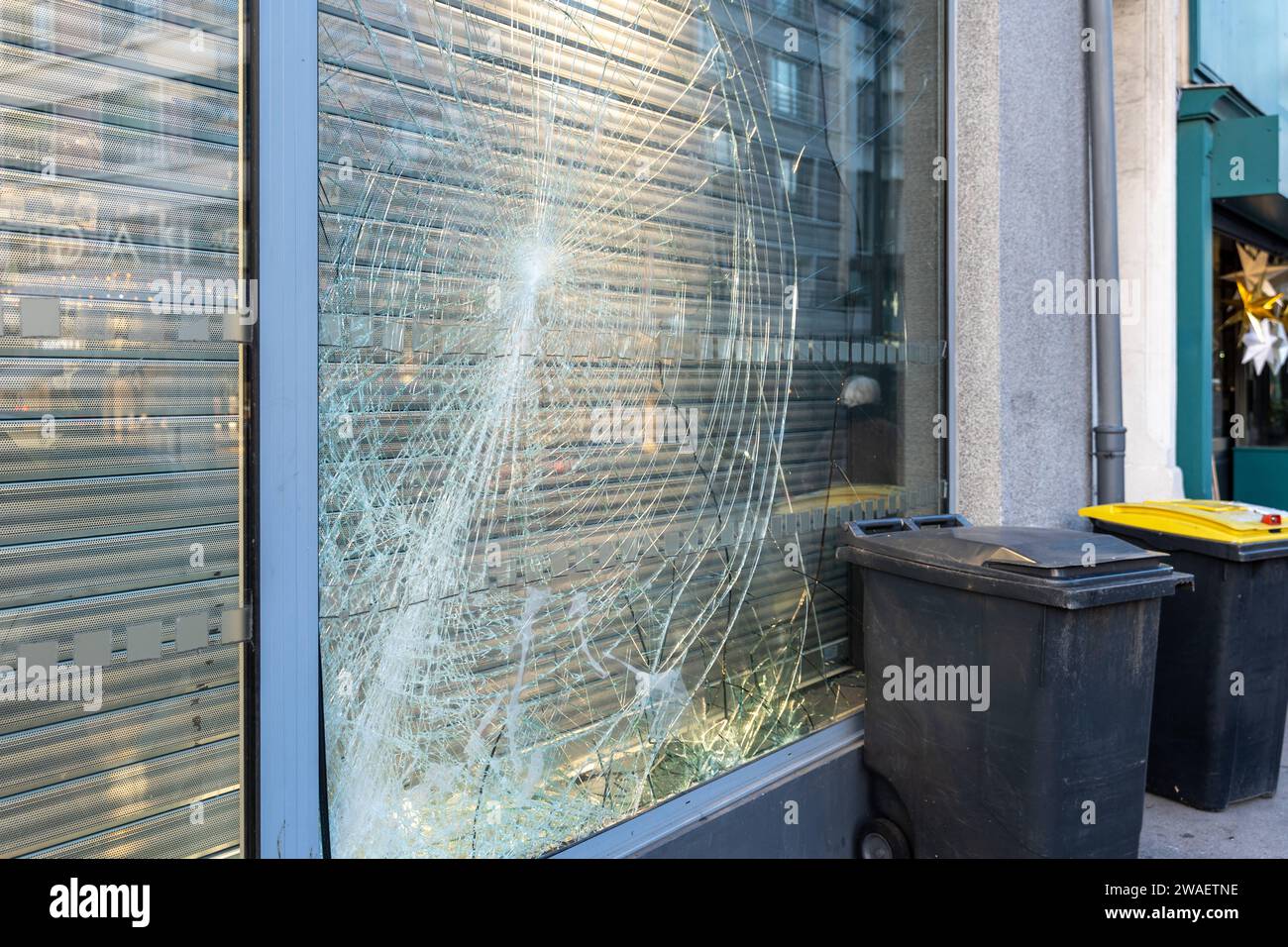 Le Havre, Francia - 6 dicembre 2023: Panca rotta e distrutta da una vetrina *** Gesprungene und zerstörte Scheibe von einem Schaufenster Foto Stock