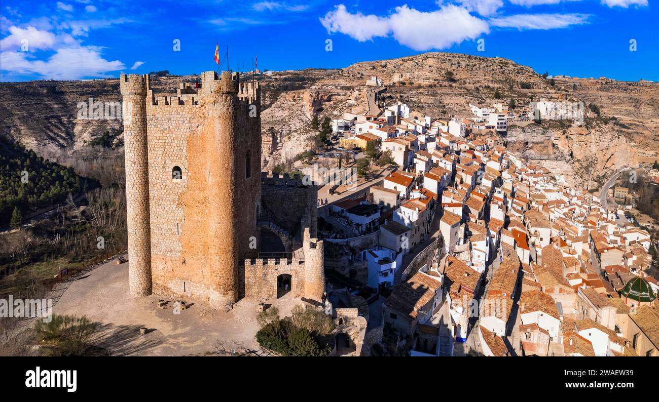 Spagna, Alcala de Jucar - pittoresco villaggio medievale situato tra le rocce. Drone aereo vista ad alto angolo con il castello. Provincia di Castilla-la Mancha Foto Stock