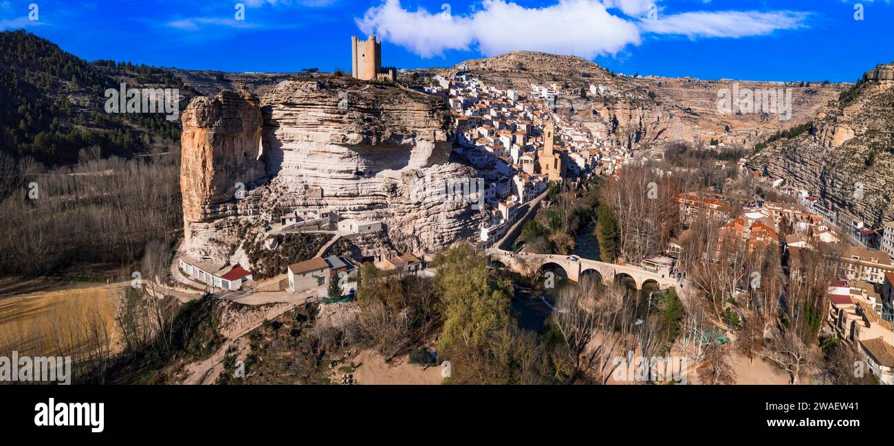 Spagna, Alcala de Jucar - pittoresco villaggio medievale situato tra le rocce. Vista panoramica dall'alto del drone aereo con il castello e il ponte Foto Stock