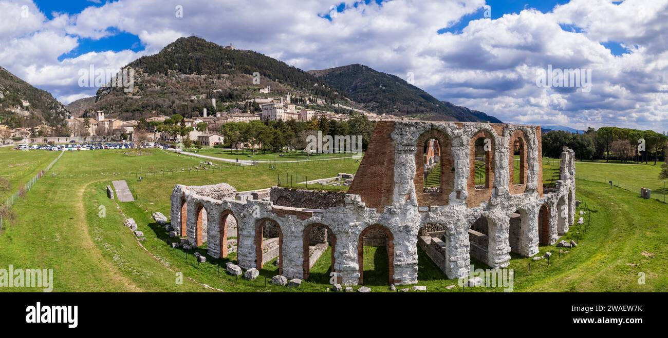 L'imponente città di Gubbio in Umbria. Vista panoramica aerea dell'anfiteatro romano con drone. Viaggio in Italia, grandi monumenti storici italiani Foto Stock