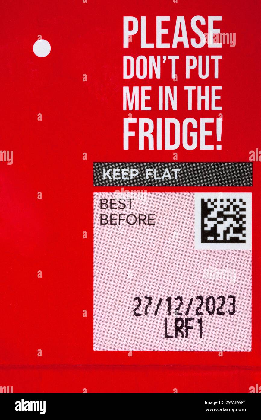 Per favore, non mettetemi in frigo e meglio prima della data. I dettagli sulla scatola della torta di caramello natalizia finita a mano di M&S Foto Stock