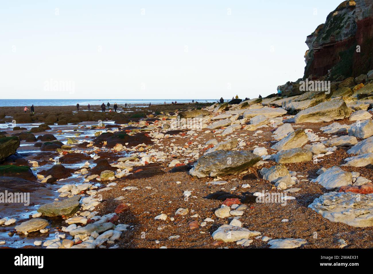 La gente fa una passeggiata sulla spiaggia il giorno di Capodanno 2024 a Hunstanton, Norfolk, Inghilterra Foto Stock