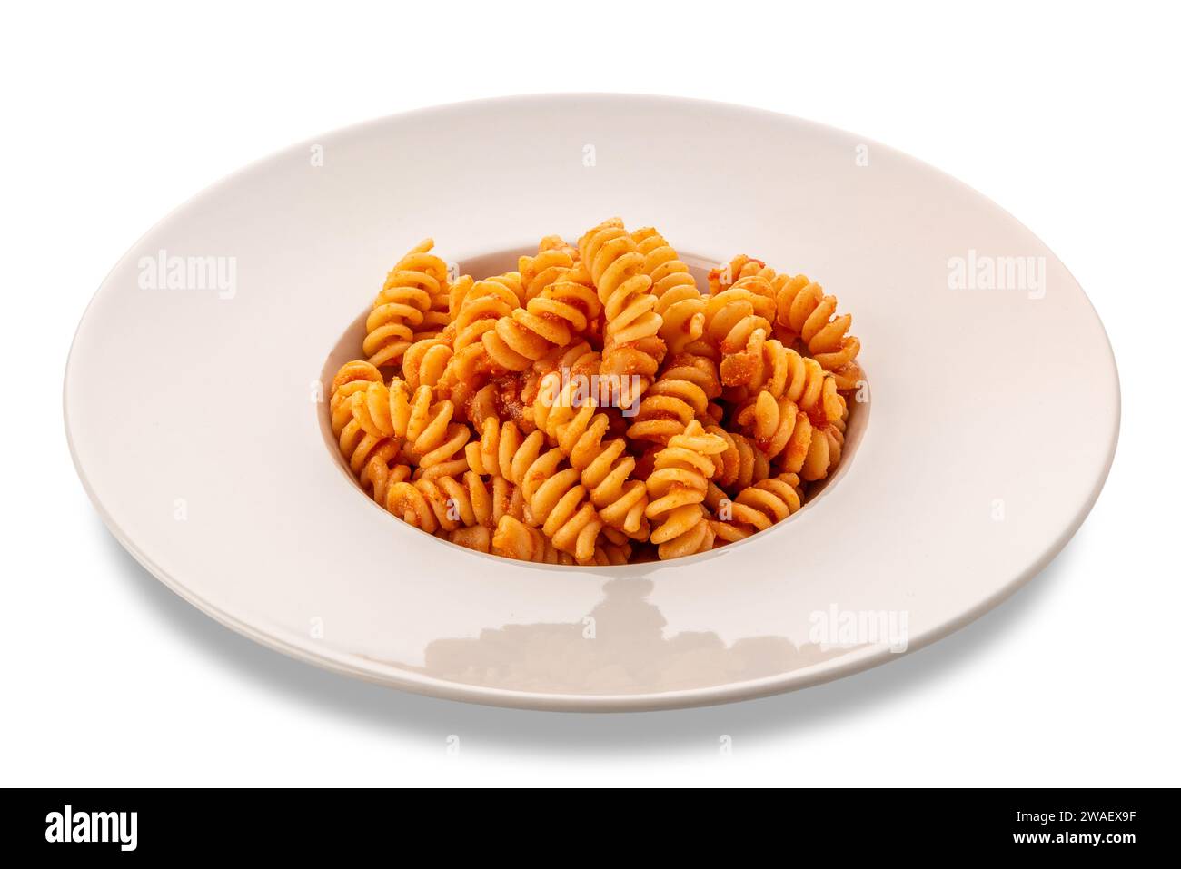 Maccheroni di pasta fusilli con salsa di pomodoro in piatto bianco isolato su bianco con percorso di ritaglio incluso Foto Stock