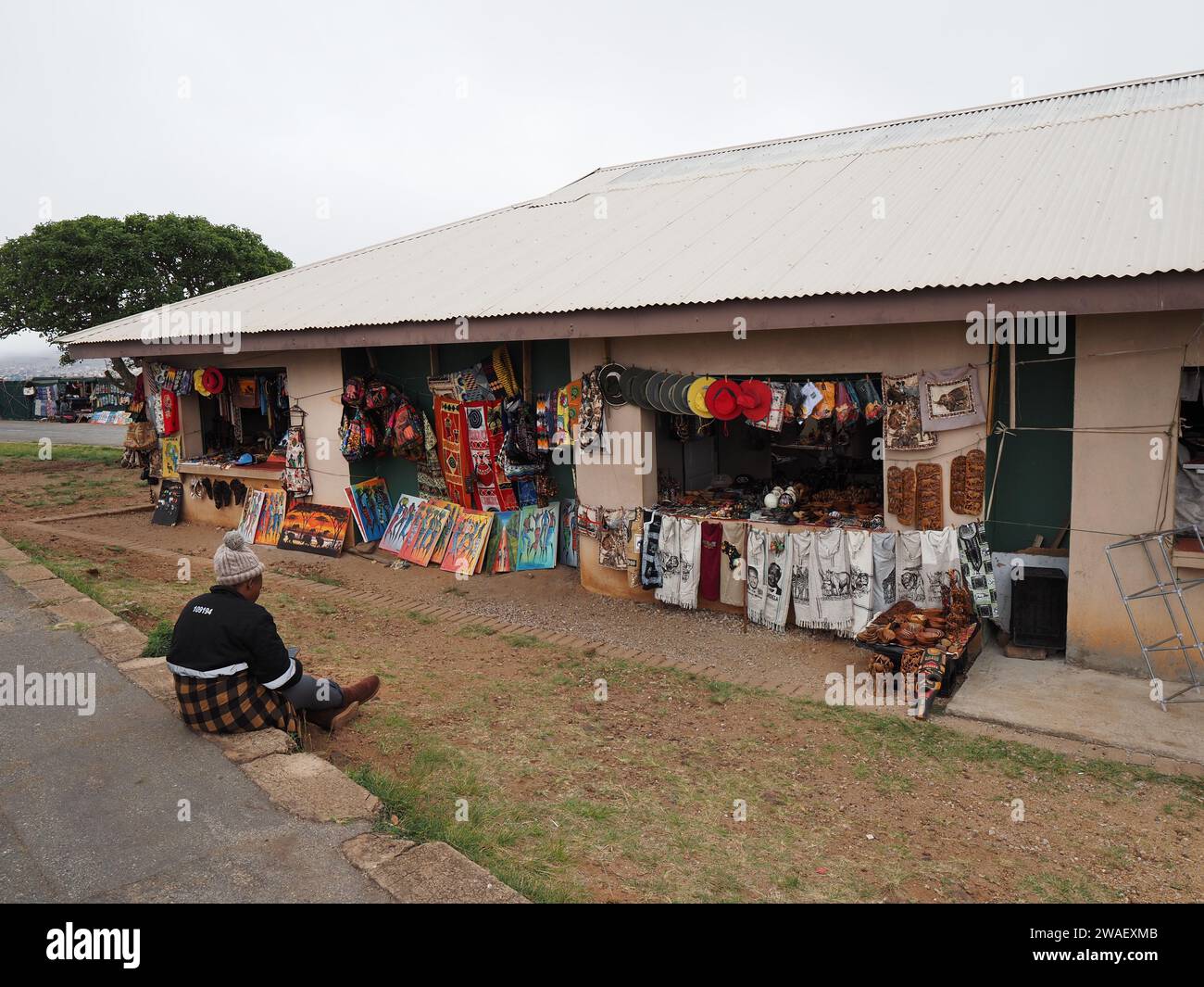 Tipico negozio di souvenir turistico nel Blyde River Canyon lungo il percorso panoramico nella provincia di Mpumalanga, Sudafrica. Foto Stock