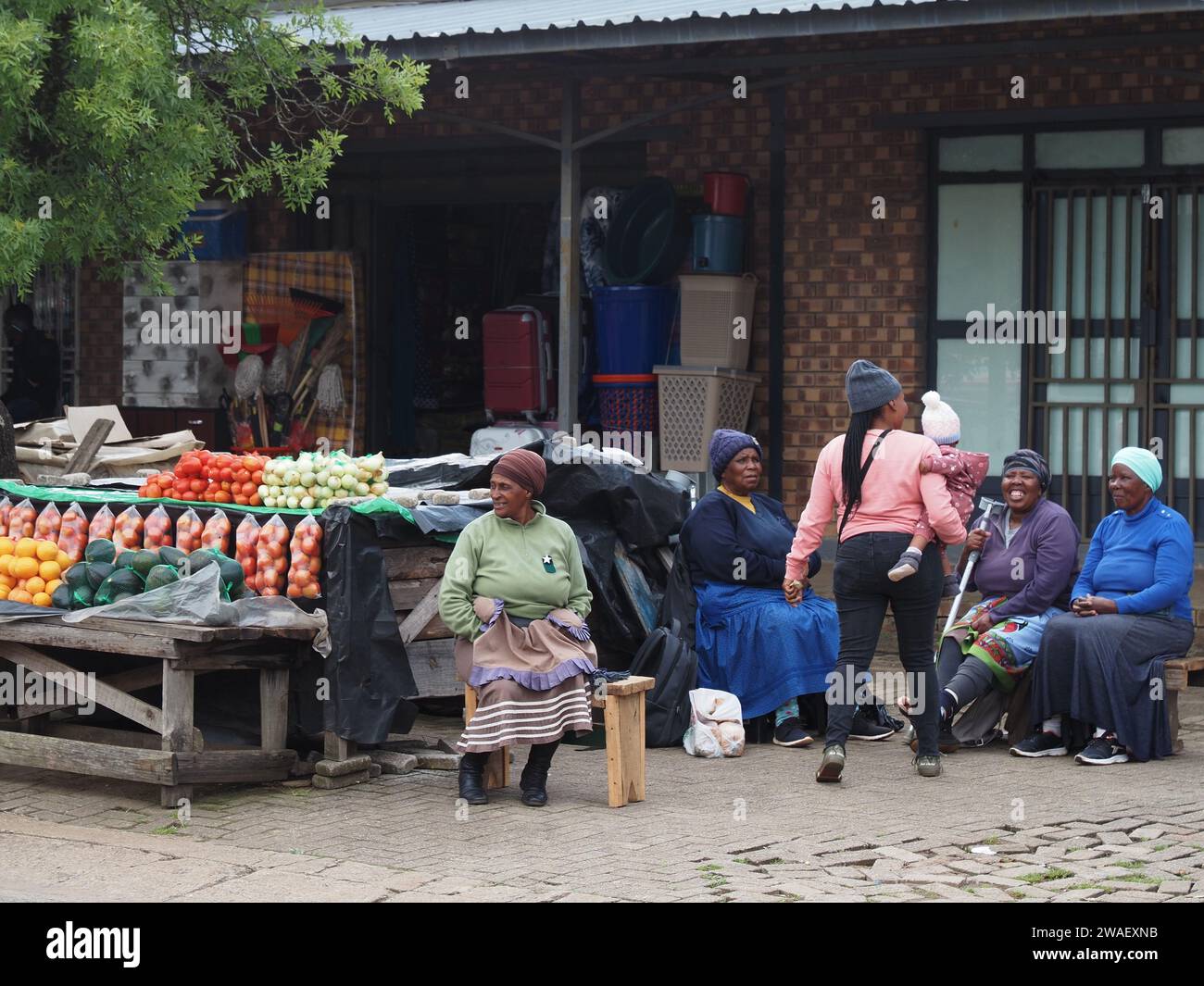 Donne nere che vendono frutta e verdura per strada a Graskop, Mpumalanga, Sudafrica Foto Stock