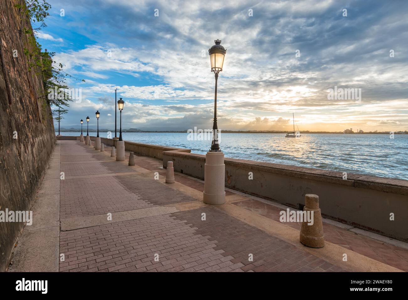 Lanterne lungo la passeggiata e la costa al crepuscolo, San Juan, Porto Rico. Foto Stock