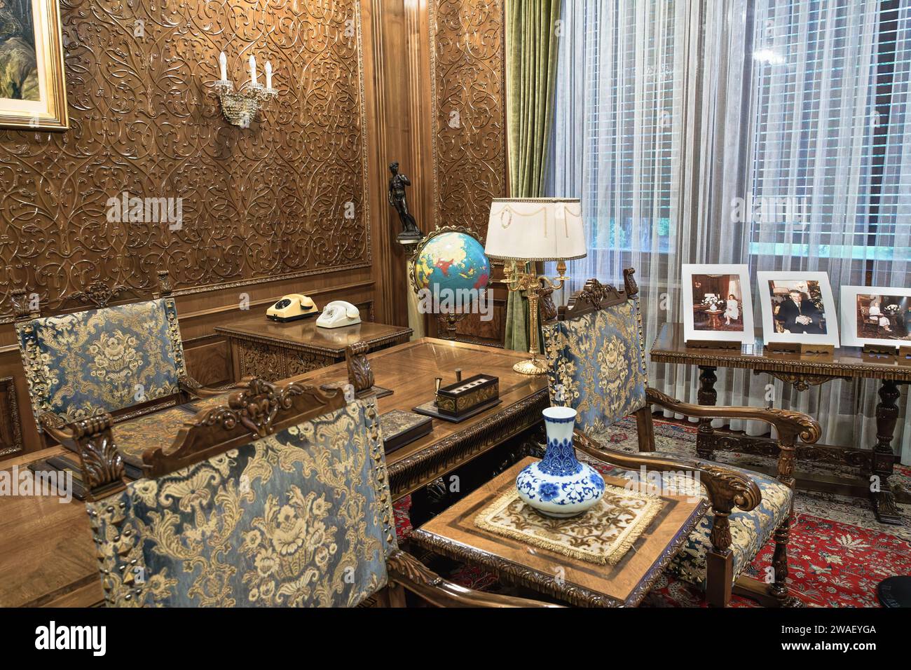Bucarest, Romania - 02 novembre 2023: La Casa di Ceausescu - conosciuta come il Palazzo di Primavera - dettagli interni delle camere, parte della decorazione dell'uomo Foto Stock