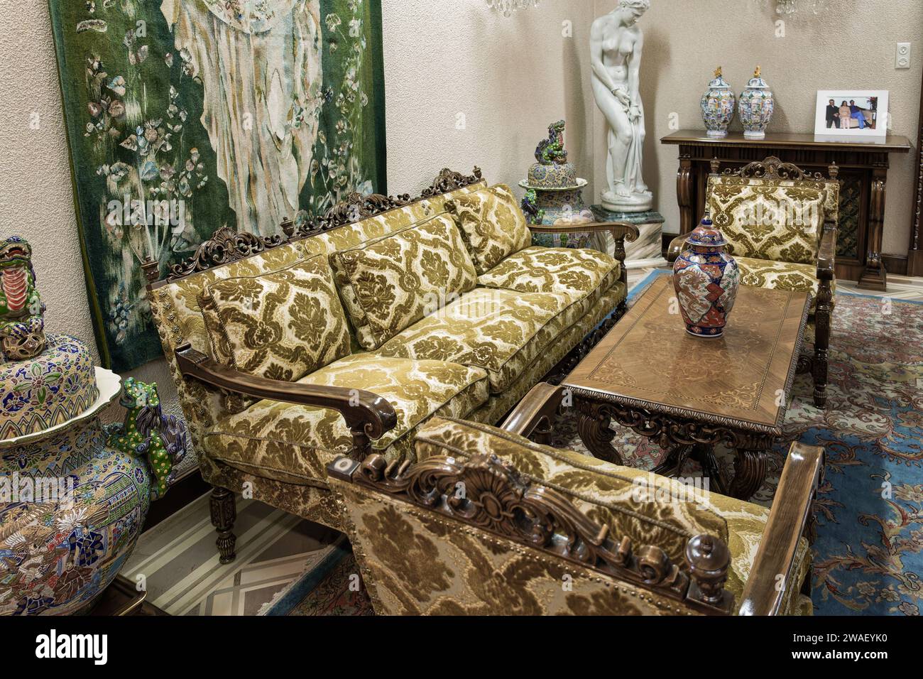 Bucarest, Romania - 02 novembre 2023: La Casa di Ceausescu - conosciuta come il Palazzo di Primavera - dettagli interni delle camere, parte della decorazione dell'uomo Foto Stock