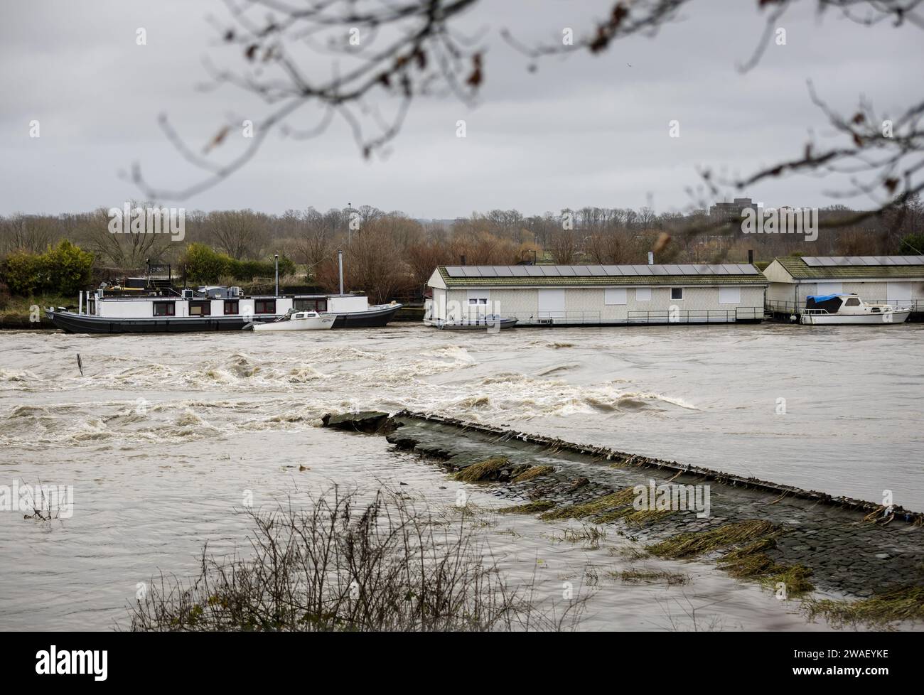 MAASTRICHT - la diga rotta sullo Stuwweg. A causa della forte tempesta, una casa galleggiante si è allentata e si è fermata contro un ponte. ANP SEM VAN DER WAL paesi bassi Out - belgio Out Foto Stock