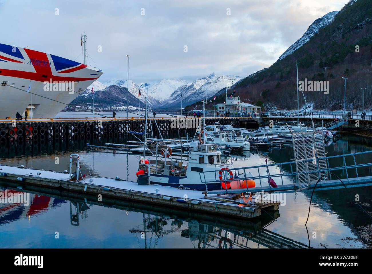 La P&o Aurora ormeggiata ad Andalsnes, Norvegia, durante la crociera natalizia. Foto Stock