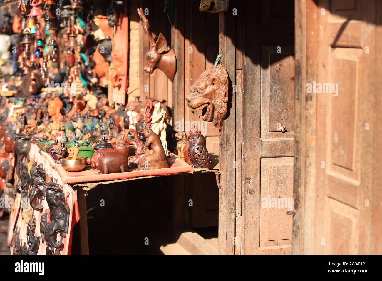 il negozio di articoli da regalo nell'area della città vecchia di bhaktapur. L'area storica di Bhaktapur e piazza durbar sono un patrimonio vivente che la gente vive ancora in alto Foto Stock