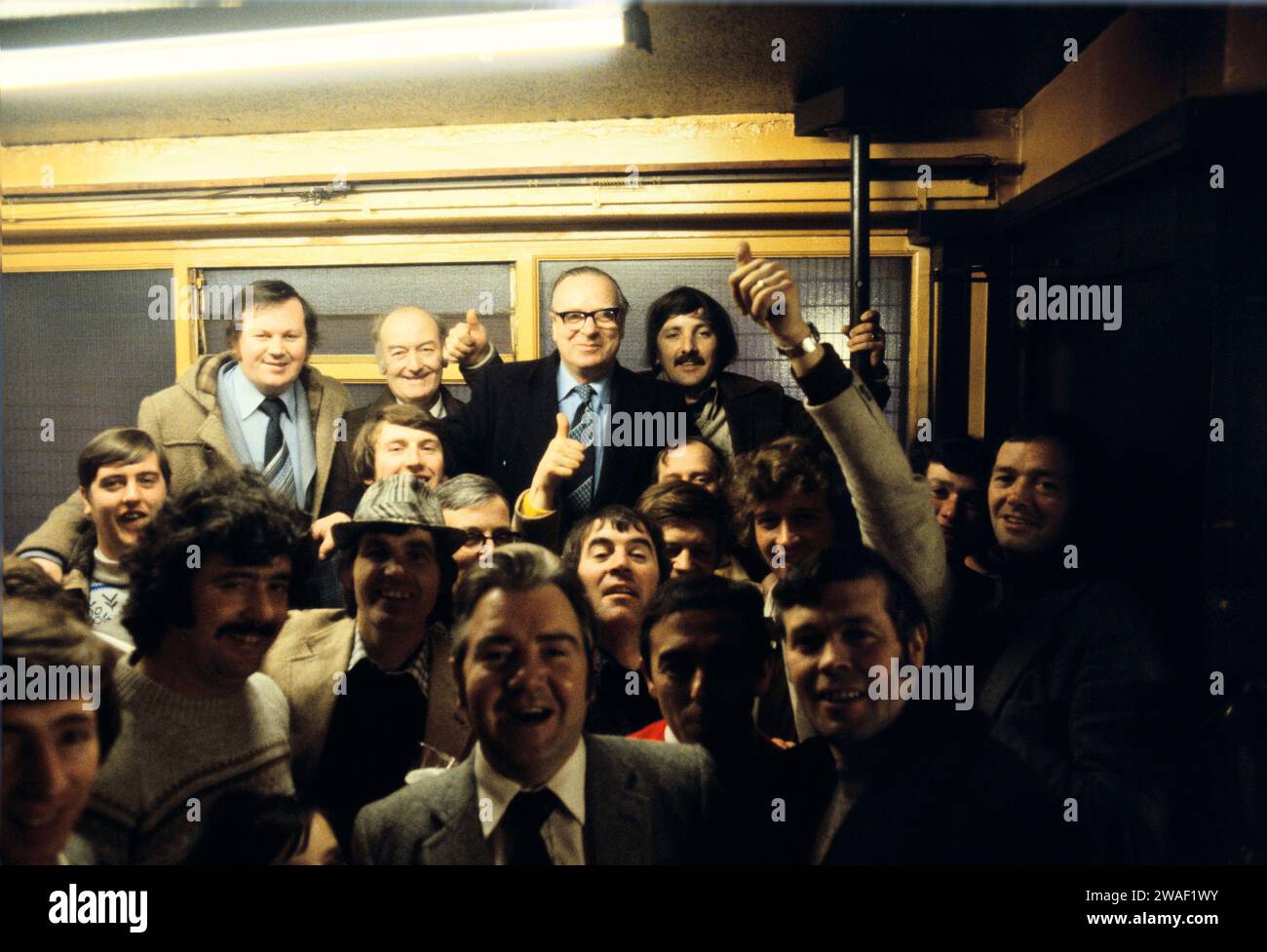 Gerry FIT MP con il team locale di freccette nel pub di West Belfast, incontrando e salutando i suoi elettori. Sir Gerry FITT fondatore del Partito Socialdemocratico e Laburista (SDLP) deputato per West Belfast. Belfast, Irlanda del Nord gennaio 1980 1980s HOMER SYKES Foto Stock