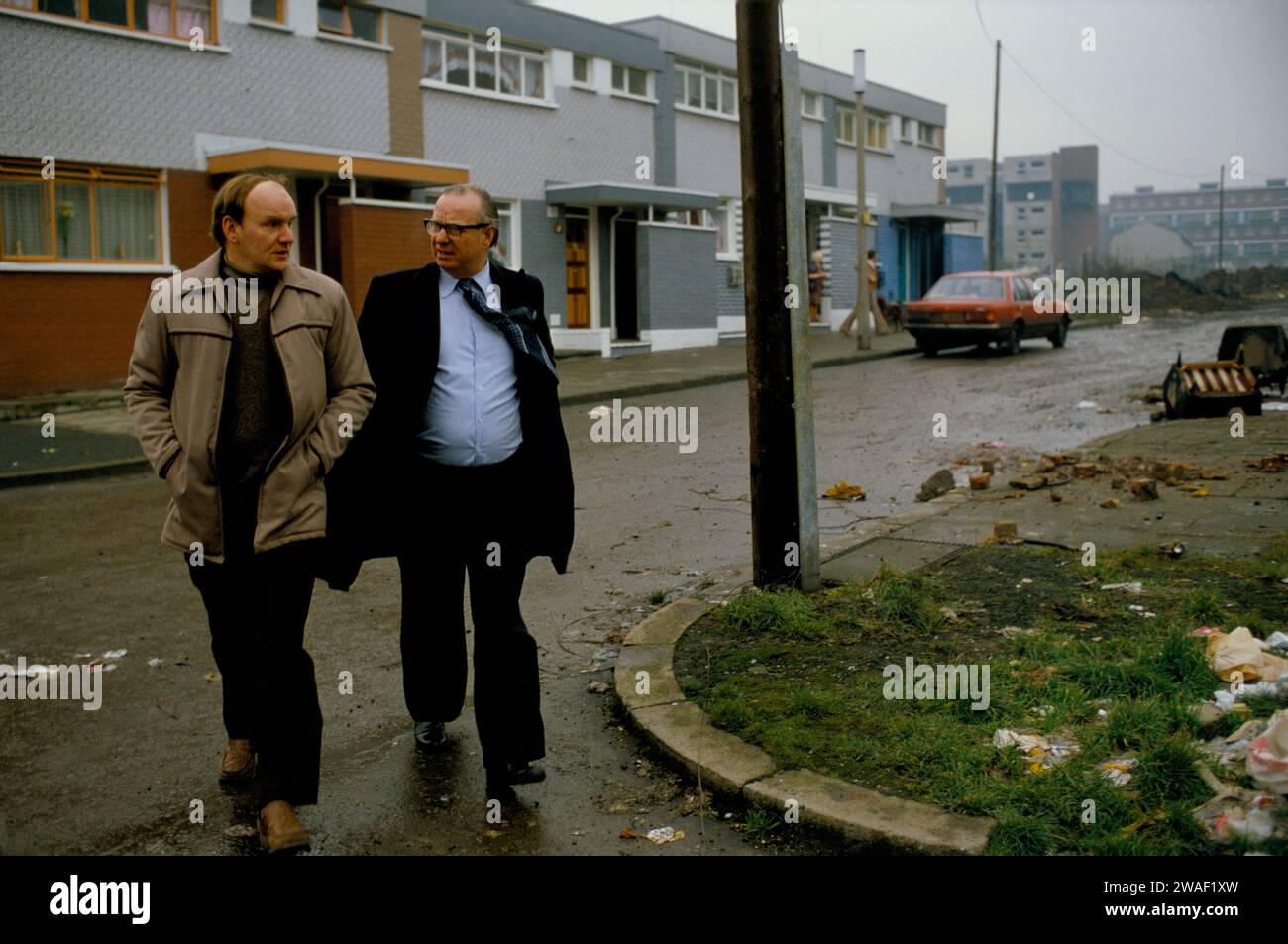 Gerry FITT MP, lasciando l'incontro con i costituenti alla Unity Flats a Belfast. Qui con Alec Douglas la sua guardia del corpo. Sir Gerry FITT fondatore della SDLP e deputato per West Belfast Irlanda del Nord. 1980 1980S UK HOMER SYKES Foto Stock