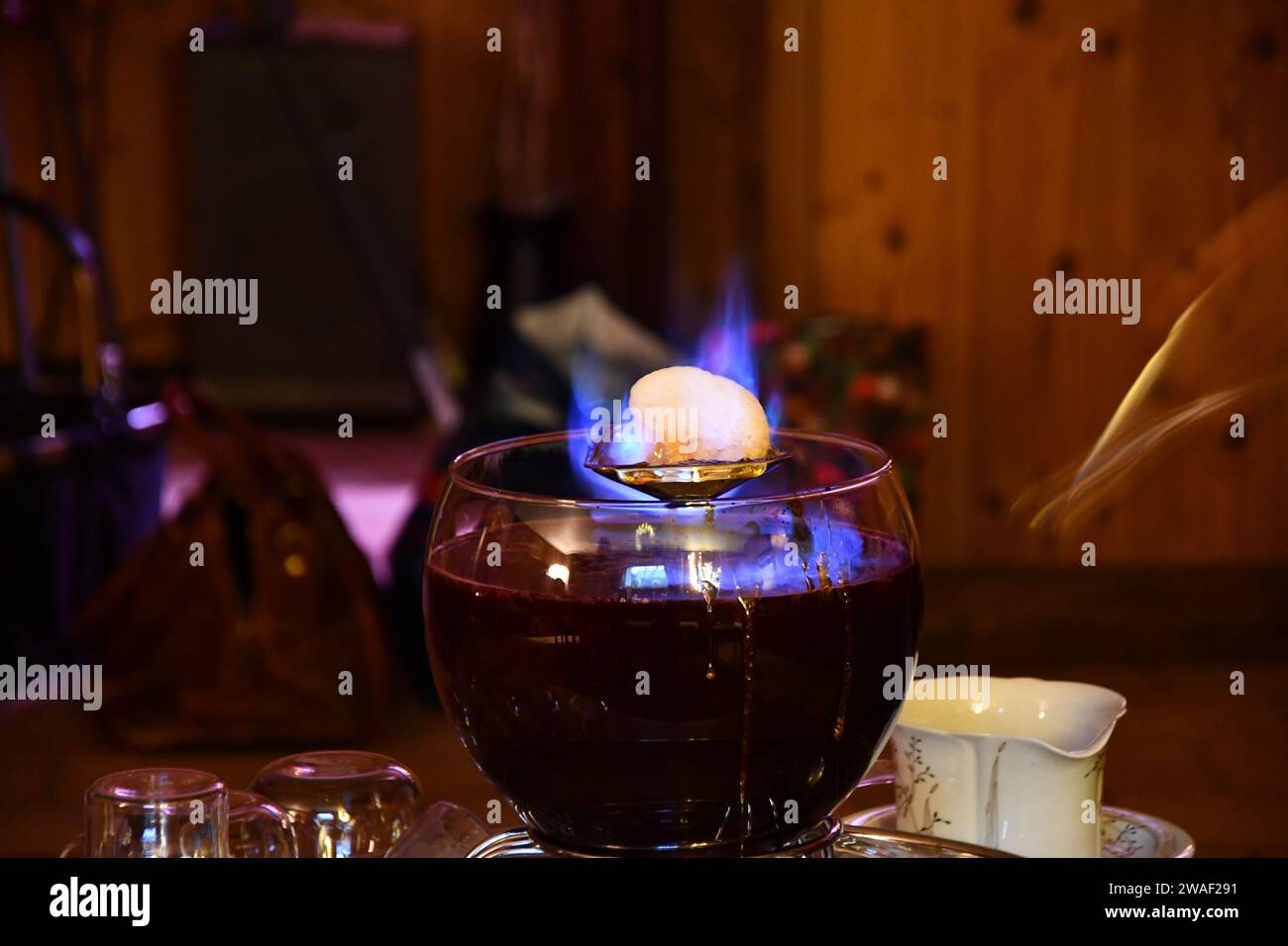 pan di zucchero bruciato su una ciotola di Feuerzangenbowle su un tavolo del ristorante Foto Stock