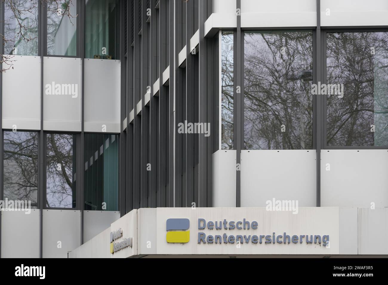 Logo e lettere dell'assicurazione pensioni tedesca in un complesso di uffici della compagnia di assicurazioni a Coblenza, Renania Palatinato. Foto Stock