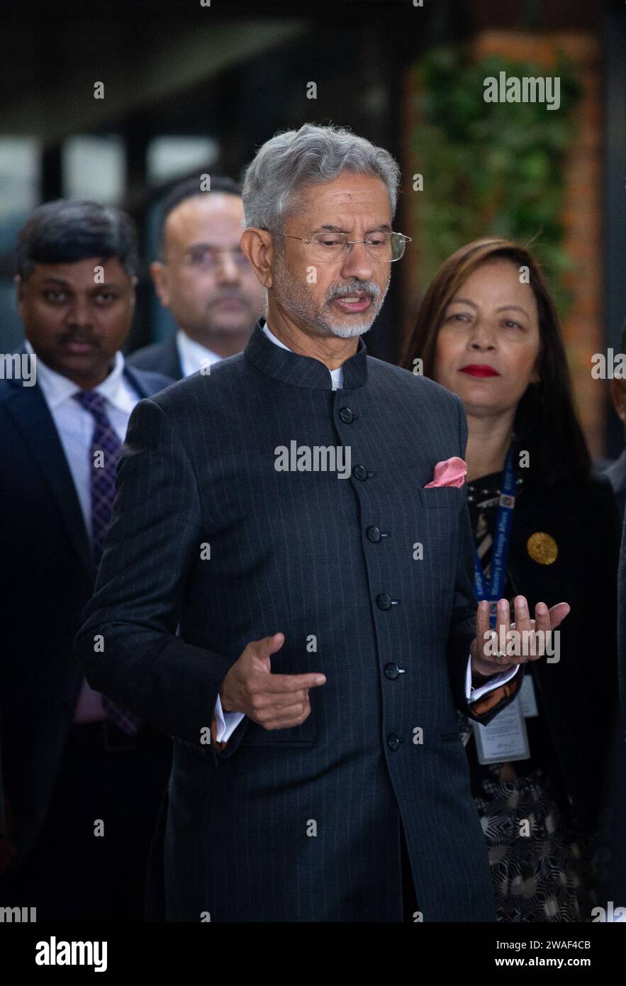 Kathmandu, Nepal. 4 gennaio 2024. Il 4 gennaio 2024, a Kathmandu, Nepal. Il ministro indiano degli affari esteri S. Jaishankar uscì dall'aeroporto internazionale di Tribhuvan durante il suo arrivo. S. Jaishankar è arrivato a Kathmandu in una visita di due giorni per copresiedere con la sua controparte nepalese il settimo incontro della Commissione congiunta Nepal-India, durante il quale esamineranno lo stato complessivo dei legami bilaterali. (Foto di Abhishek Maharjan/Sipa USA) credito: SIPA USA/Alamy Live News Foto Stock