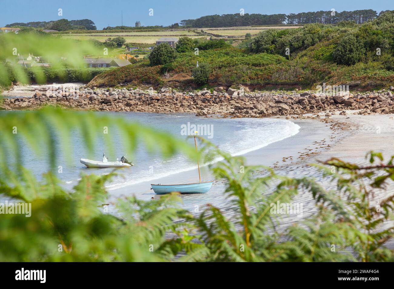 Piccola barca blu a Porthmellon Beach, St Mary's, Isles of Scilly Foto Stock