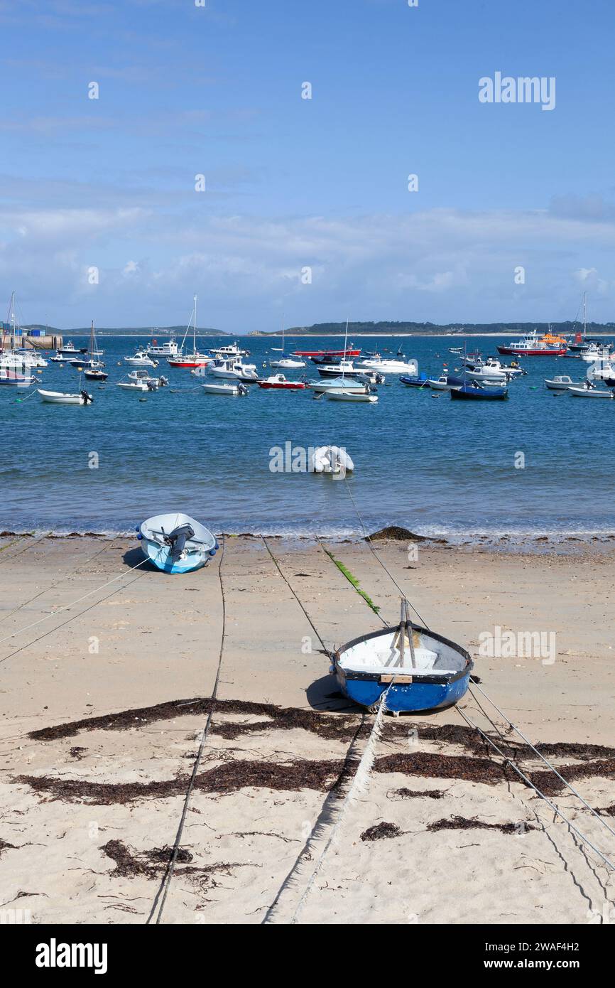 Barche ormeggiate a Town Beach, Hugh Town, St Mary's, Isles of Scilly Foto Stock