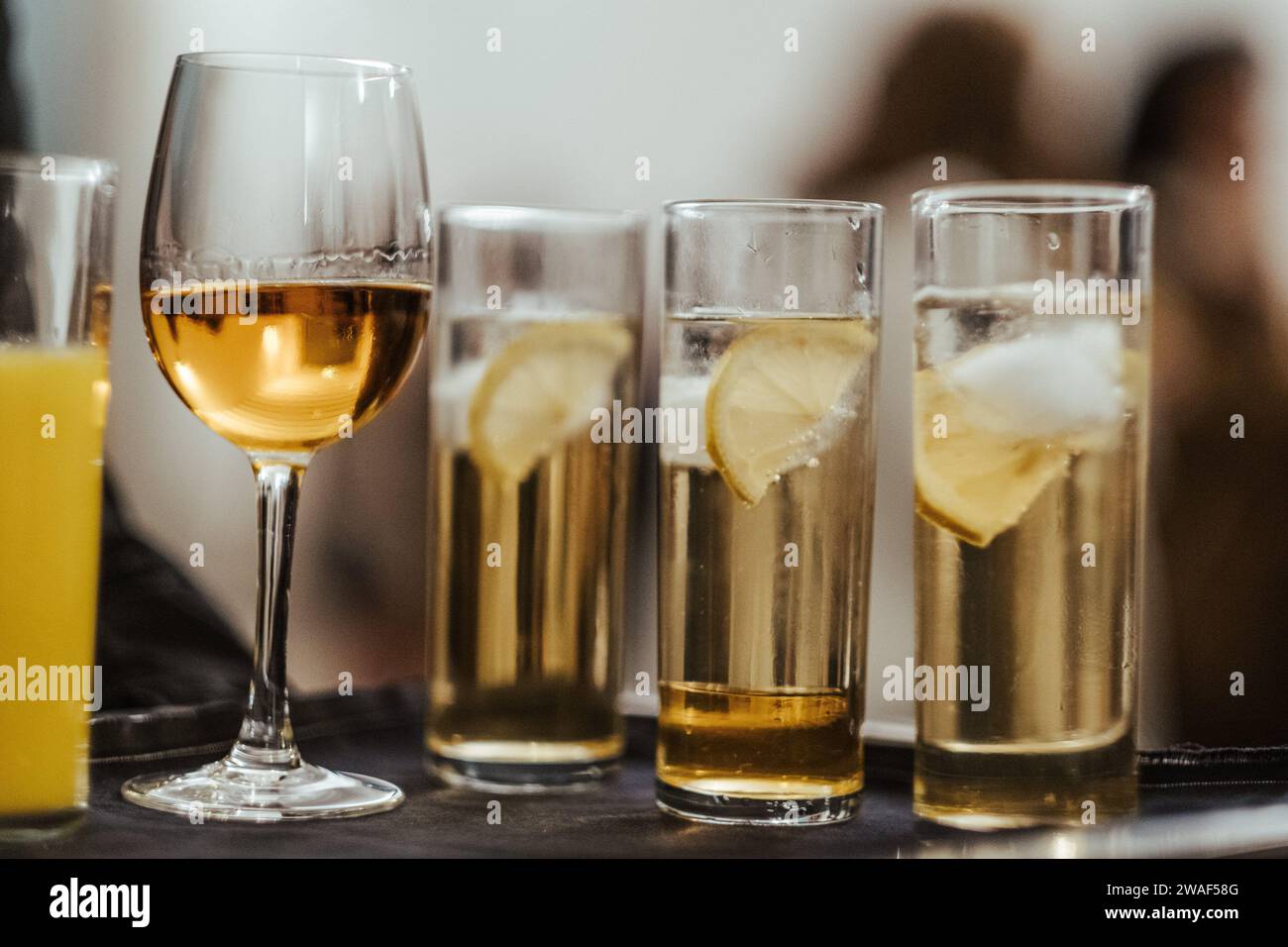 Un primo piano di bicchieri pieni di bevande Foto Stock