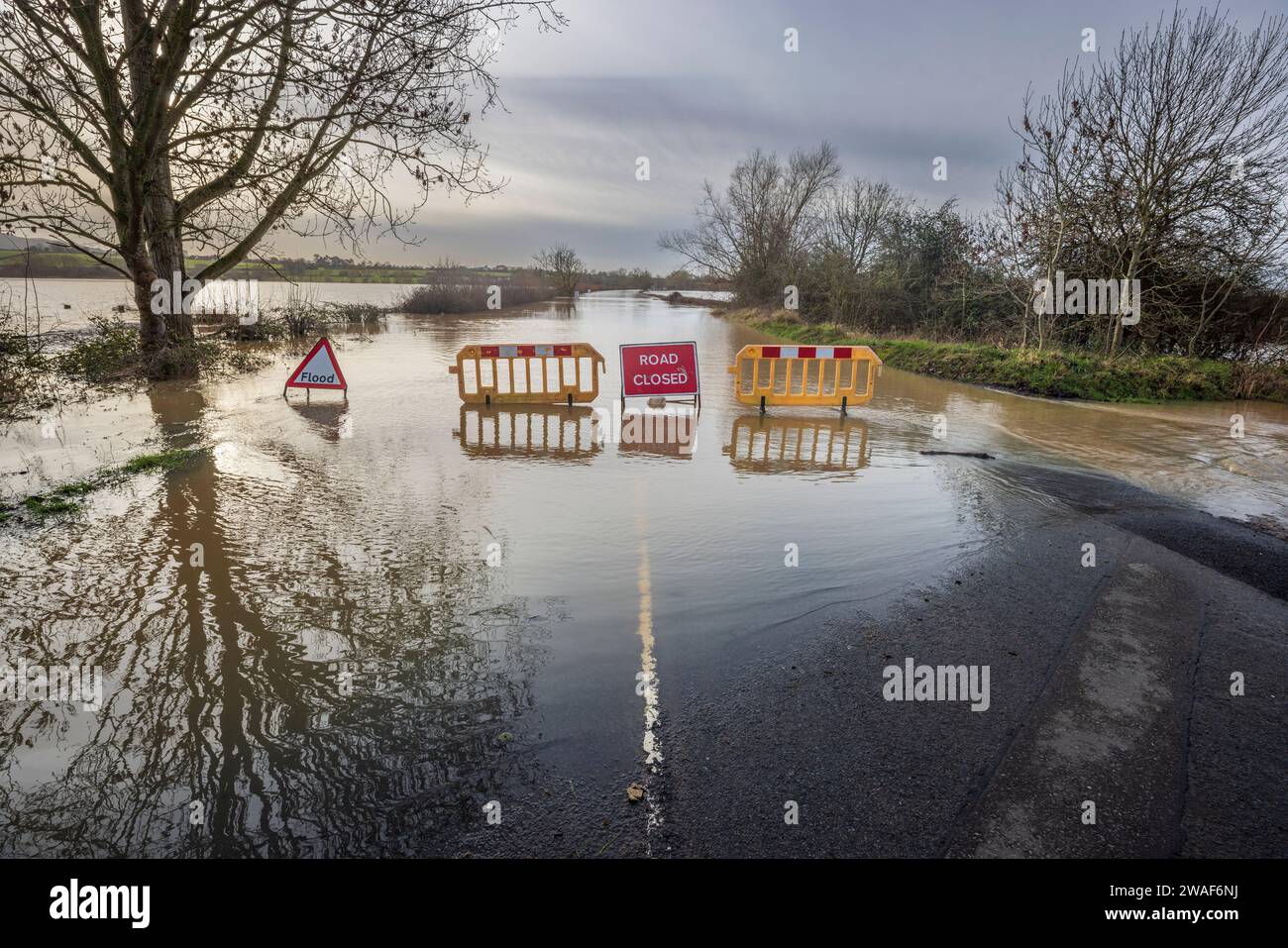 Il fiume Avon sulla strada per il ponte di Eckington nel gennaio 2024, Worcestershire, Inghilterra Foto Stock