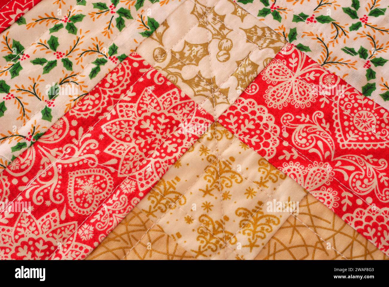 Dettaglio di un accessorio da tavola natalizio cucito a mano Foto Stock