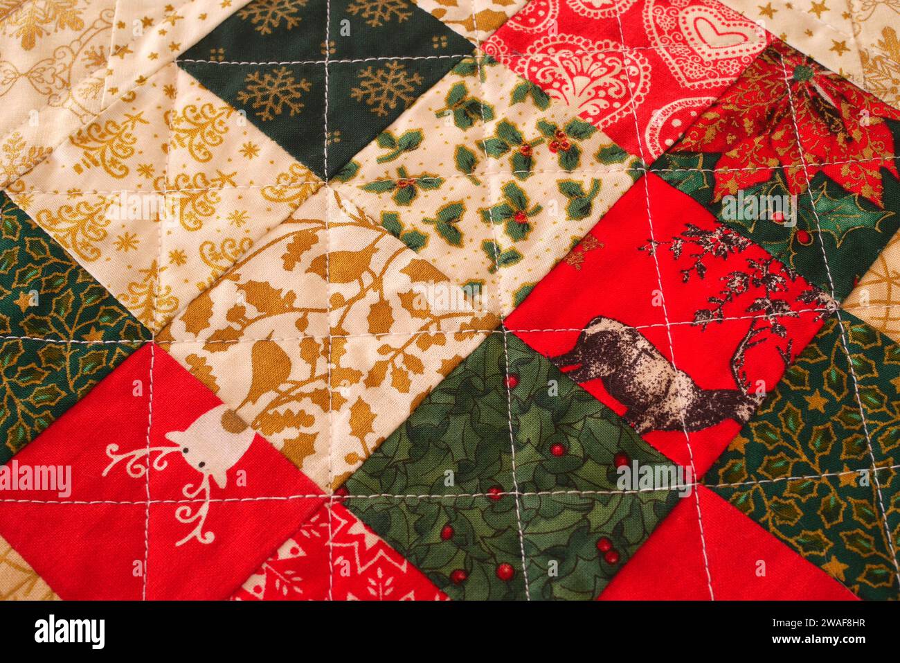 Dettaglio di un accessorio da tavola natalizio cucito a mano Foto Stock