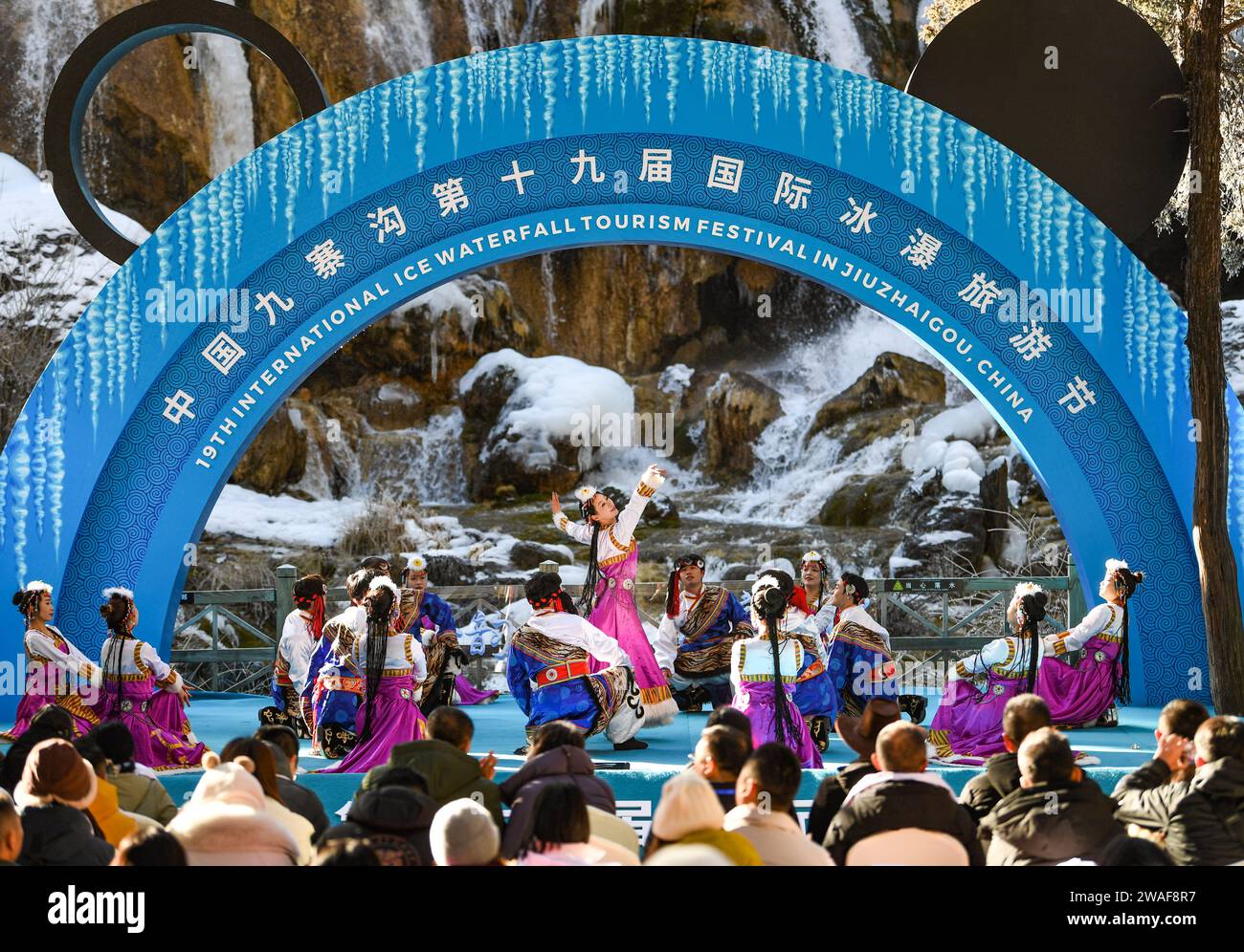 Jiuzhaigou. 4 gennaio 2024. Gli artisti ballano alla cerimonia di apertura di un festival internazionale del turismo presso il Parco Nazionale di Jiuzhaigou nella provincia del Sichuan della Cina sud-occidentale, 4 gennaio 2024. Un festival internazionale del turismo con cascate ghiacciate aperto giovedì al Parco Nazionale di Jiuzhaigou, un sito patrimonio dell'umanità dell'UNESCO. Il parco nazionale, conosciuto anche come la valle di Jiuzhai, contiene circa 20 siti turistici ed è noto per le sue spettacolari cascate, la lussureggiante foresta, i tranquilli laghi dell'altopiano e le formazioni rocciose carsiche. Crediti: Wang Xi/Xinhua/Alamy Live News Foto Stock